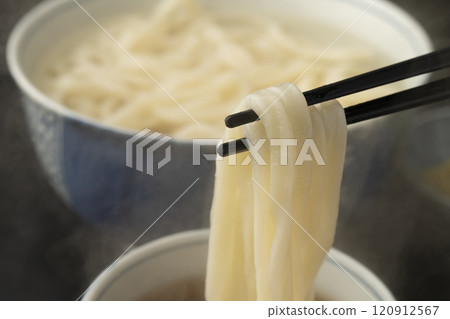 烏龍麵，熱騰騰的烏龍麵，鍋子炸烏冬面，沾上湯，用筷子夾起 120912567