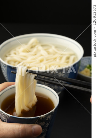 烏龍麵，熱騰騰的烏龍麵，鍋子炸烏冬面，沾上湯，用筷子夾起 120912572