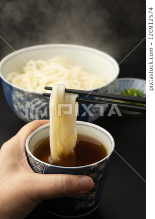 Udon - Hot, hot udon - Dip the kamaage udon in the broth and pick it up with chopsticks Udon - Hot, hot udon - Dip the kamaage udon in the broth and pick it up with chopsticks 120912574