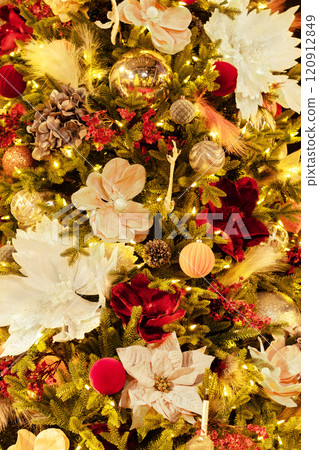 Floral Christmas tree decor with white and red flowers. 120912849