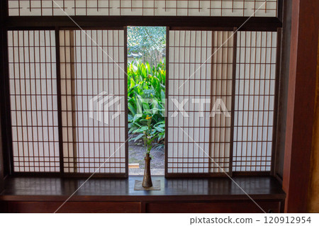 Autumn in Kobe, Taisanji Temple, An'yoin Temple, a Japanese-style room with a garden seen through a paper screen 120912954