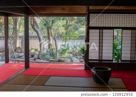 Autumn in Kobe, Taisanji Temple, An'yoin Temple, a Japanese-style room with a garden seen through a paper screen 120912958