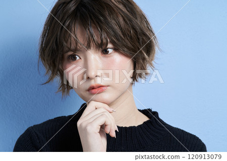 一個留著短髮、看起來很擔心的年輕女子 一個留著短髮、看起來很擔心的年輕女子 120913079