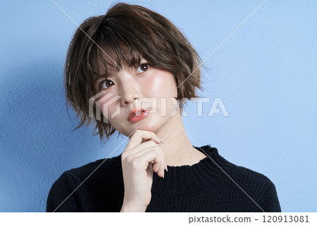 一個留著短髮、看起來很擔心的年輕女子 120913081