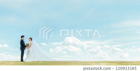 新娘和新郎有空背景（婚禮、婚禮儀式、新娘、外景照片、照片婚禮） 120913165