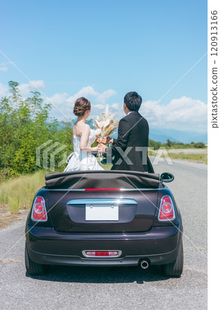 新郎新娘開著自己喜歡的車(敞篷車)拍婚紗照 新郎新娘開著自己喜歡的車(敞篷車)拍婚紗照 120913166