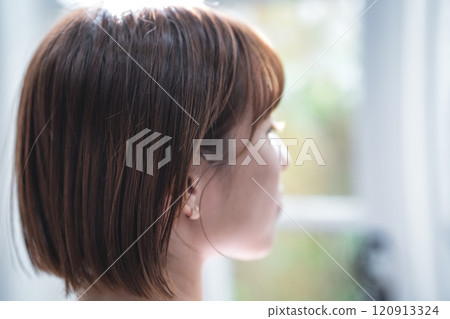 短鮑勃女人的背影 120913324