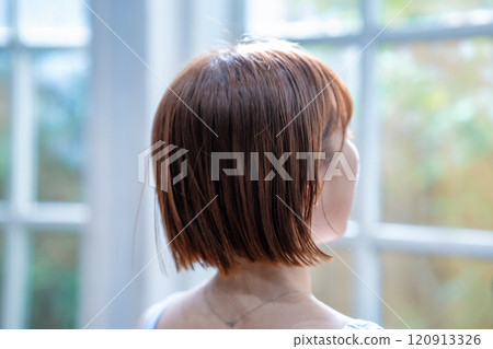 Back view of short bob woman 120913326