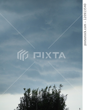 黑暗的天空中的烏雲 120913540