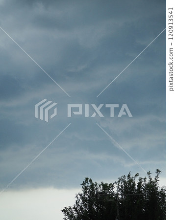 黑暗的天空中的烏雲 120913541