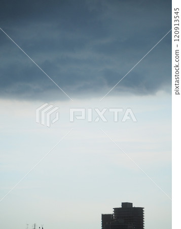 黑暗的天空中的烏雲 120913545