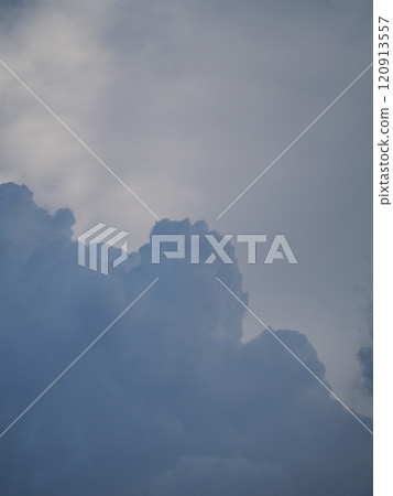 黑暗的天空中的烏雲 120913557