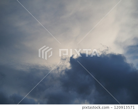 黑暗的天空中的烏雲 黑暗的天空中的烏雲 120913571