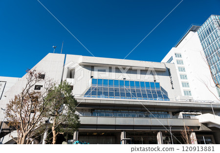 東京調布市兒島町，調布市綠廳前，晴朗的冬日天空 120913881