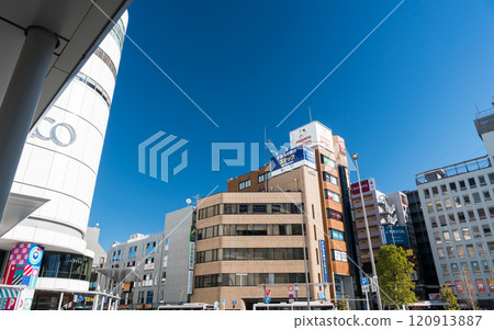 京王線調布站，車站北側的風景，晴朗的冬日天空，東京調布市兒島町 120913887