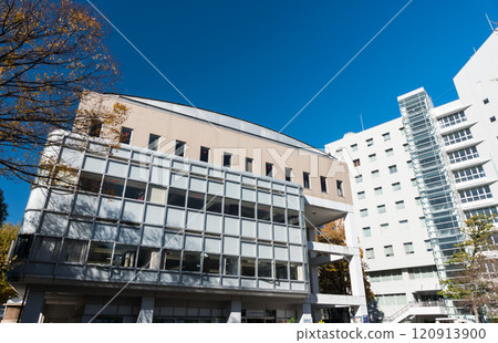 東京調布市調布丘,電氣通訊大學校園內的大學禮堂散步,晴朗的冬日天空 東京調布市調布丘,電氣通訊大學校園內的大學禮堂散步,晴朗的冬日天空 120913900