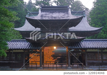 Eiheiji Temple: Chujakumon Gate in early winter at dusk 120914048