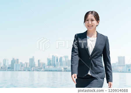 在城市工作的女商人(公司職員、工作變動、稅務會計師、會計師、就業、律師) 在城市工作的女商人(公司職員、工作變動、稅務會計師、會計師、就業、律師) 120914088