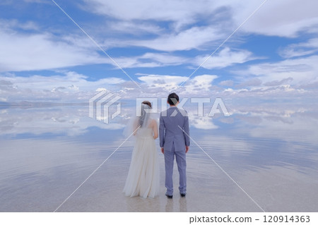 Unique wedding photos on a mirror-like earth 120914363