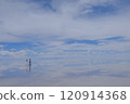 Romantic wedding photos with the spectacular view of the Uyuni Salt Flats 120914368
