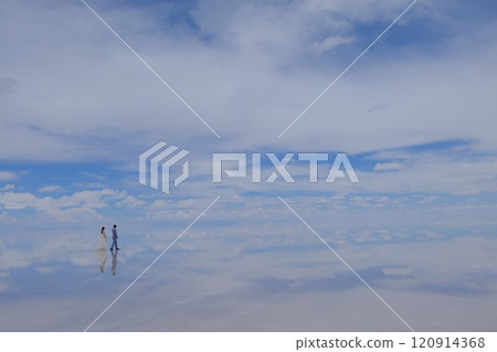 欣賞烏尤尼鹽沼的壯麗景色,拍攝浪漫的婚紗照 欣賞烏尤尼鹽沼的壯麗景色,拍攝浪漫的婚紗照 120914368