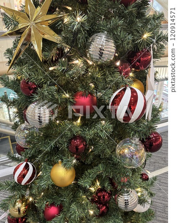 Christmas tree decorated with Christmas presents 120914571