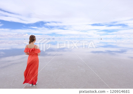 Uyuni Salt Flats | Fantastic wedding photos with orange dresses Uyuni Salt Flats | Fantastic wedding photos with orange dresses 120914681