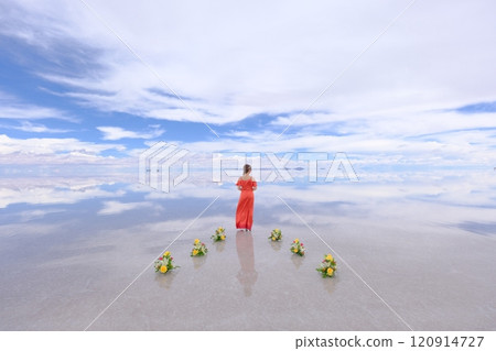 浪漫的白天拍攝 | 在烏尤尼鹽沼拍攝的橙色禮服婚紗照 浪漫的白天拍攝 | 在烏尤尼鹽沼拍攝的橙色禮服婚紗照 120914727