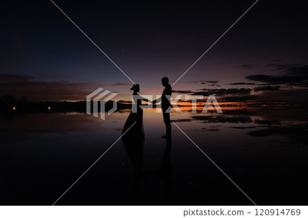 烏尤尼鹽沼的日出 | 兩個人牽手宣誓愛情的美麗時刻 120914769