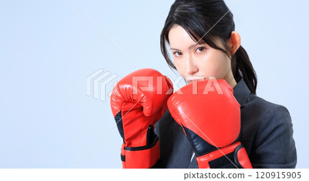 女商人拳擊形象 120915905