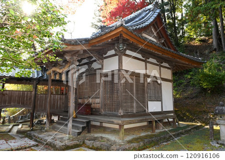 [Kannon Hall at Shinbosanji Temple in Takatsuki City] 120916106