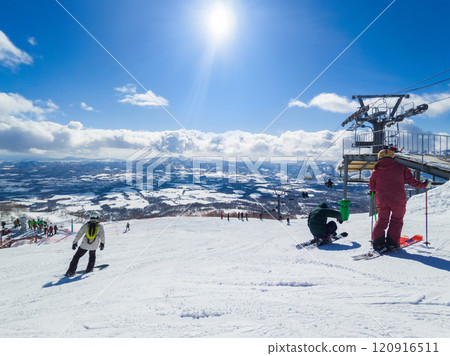 Sunny ski resort (Niseko, Hokkaido) 120916511