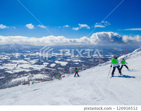 Students enjoying skiing on a sunny day (Niseko, Hokkaido) 120916512