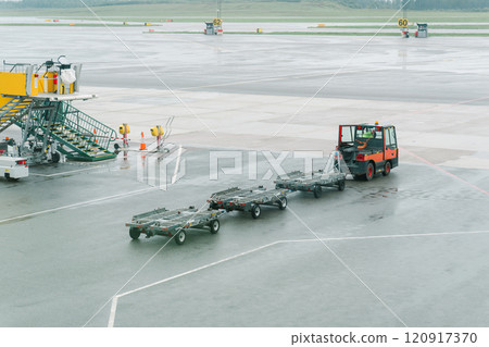 Airport ground handling and baggage handling vehicles Airport ground handling and baggage handling vehicles 120917370