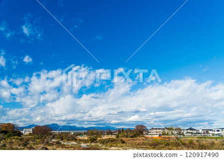 清爽的冬日藍天和住宅區 清爽的冬日藍天和住宅區 120917490