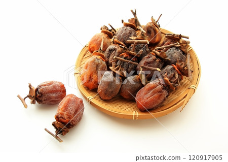 白色背景下拍攝的乾柿子 120917905