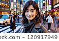微笑的婦女並肩走在城市的街道上 120917949