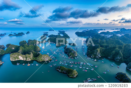 Beautiful landscape Lan Ha bay view from the Cat Ba Island. 120919283