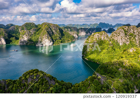 Beautiful landscape Lan Ha bay view from the Cat Ba Island. 120919337