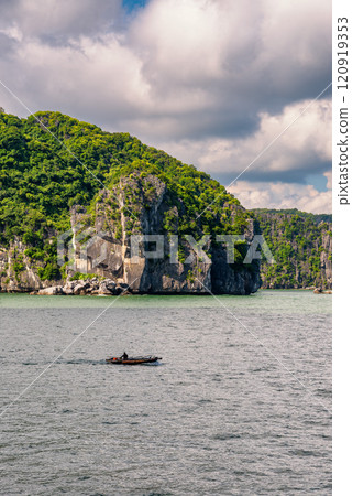 Beautiful landscape Lan Ha bay view from the Cat Ba Island. 120919353