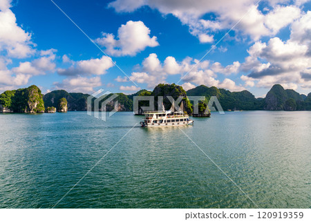 Beautiful landscape Lan Ha bay view from the Cat Ba Island. 120919359