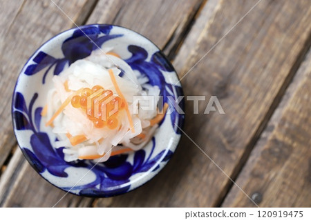 Homemade red and white pickles for New Year's dishes: Vinegared radish and carrots 120919475