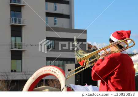 聖誕老人在戶外音樂會上吹長號 120920858