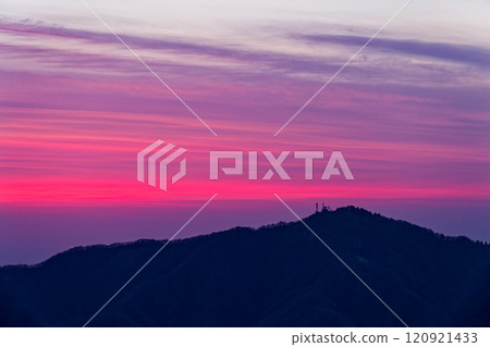 Tanzawa front ridge · Daisen at Dawn seen from Sanno Tower Tanzawa front ridge · Daisen at Dawn seen from Sanno Tower 120921433