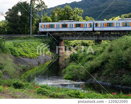 東上線列車穿過鐵橋 120922095