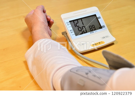 Senior man measuring blood pressure Senior man with high blood pressure Senior man measuring blood pressure Senior man with high blood pressure 120922379