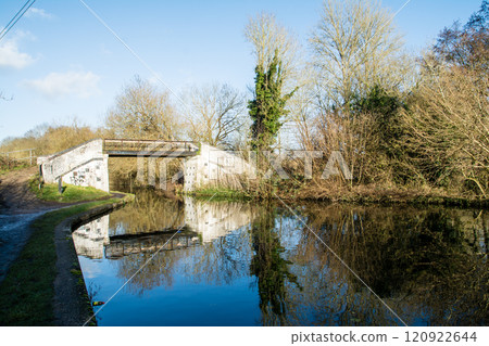 倫敦郊區科恩谷一座橫跨運河的石頭和混凝土人行橋。 120922644