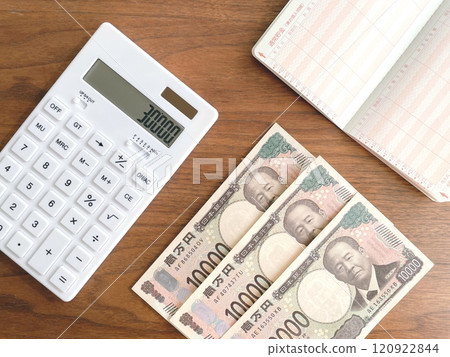 3萬日元,計算器,桌上還有存摺 3萬日元,計算器,桌上還有存摺 120922844