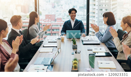 Business people, applause and success in tech company as group for contract, achievement and deal. Teamwork, feedback and partnership for investment, collaboration and promotion in project management 120923331