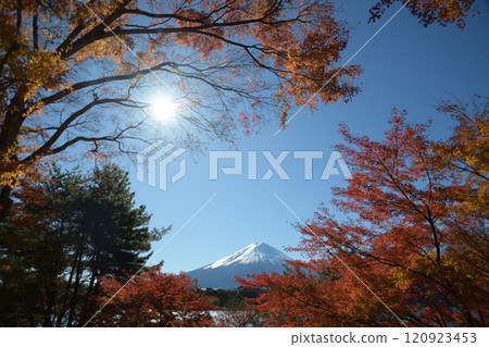 河口湖秋天的紅葉風景 120923453